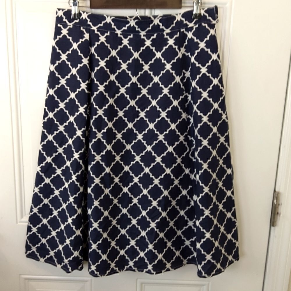 (3/$20) Appraisal blue and white fully lined skirt with elastic on sides.